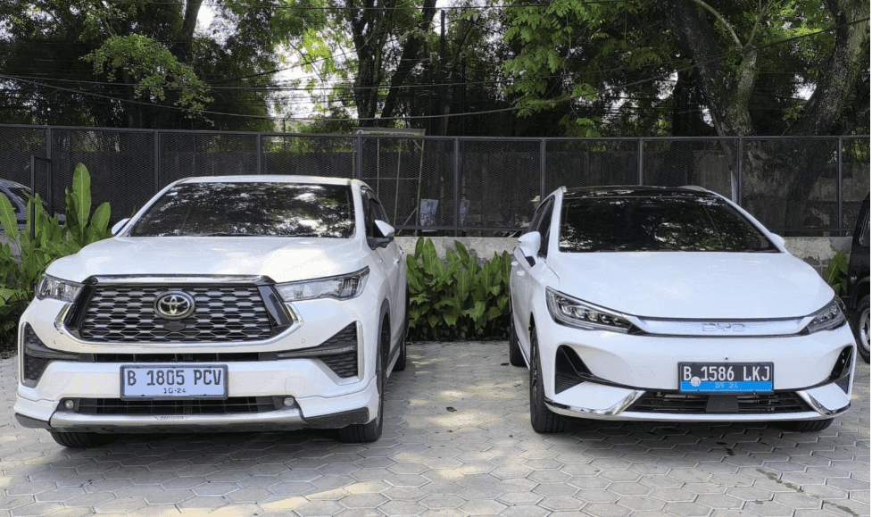 Perbandingan Toyota Kijang Innova Zenix 2.0 Q HEV CVT TSS Modellista VS BYD M6 Superior 6-Seater Saat Dipakai Harian & Blusukan, Ada yang Panik Karena Khawatir Kehabisan Daya Baterai